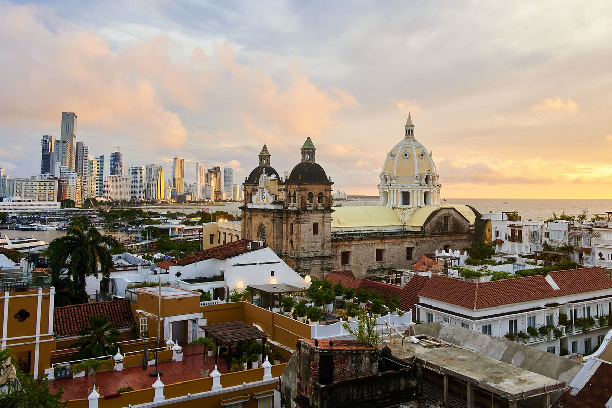 Пейзаж Картахены на закате с кафедральным собором и Бокагранде на заднем плане
