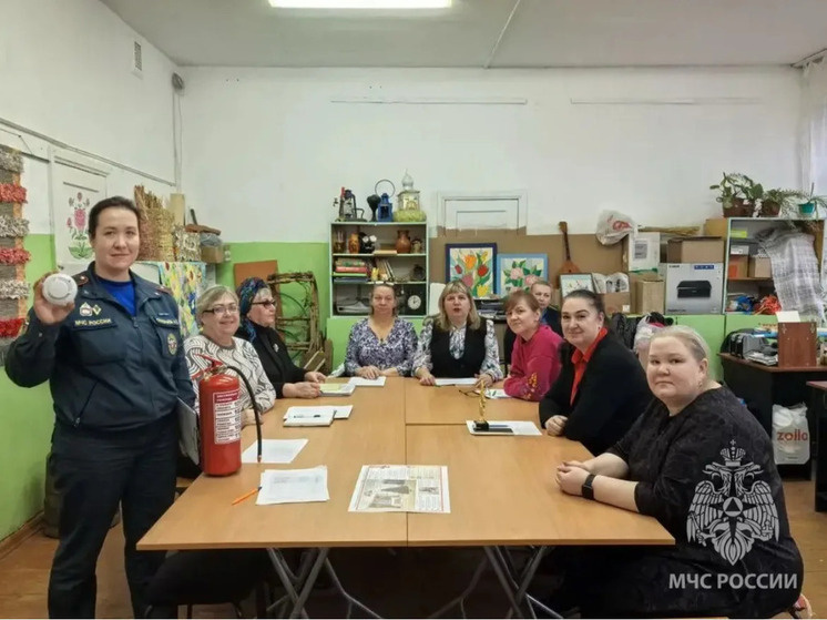     Дети и сотрудники организаций узнали, как соблюдать правила пожарной безопасности. Фото: пресс-служба МЧС по Новгородской области