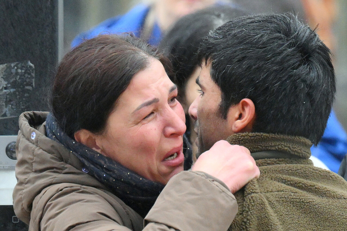 Предположительно мать погибшего ребенка возле Успенской школы в поселке Горки-2 Московской области, 16 декабря 2025 года ©Юрий Кочетков/РИА Новости  📷
