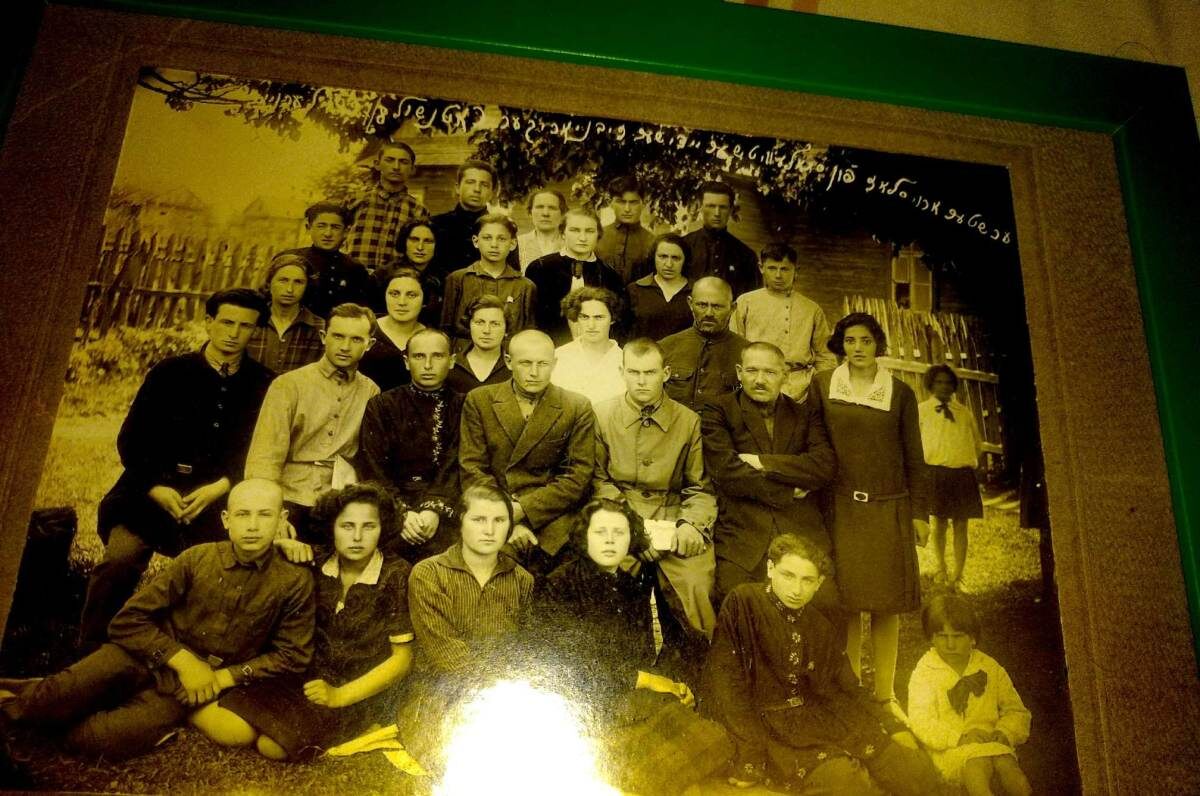 Дядя Лева в еврейской школе Минска, 1928 г. Лева - в верхнем ряду, второй слева