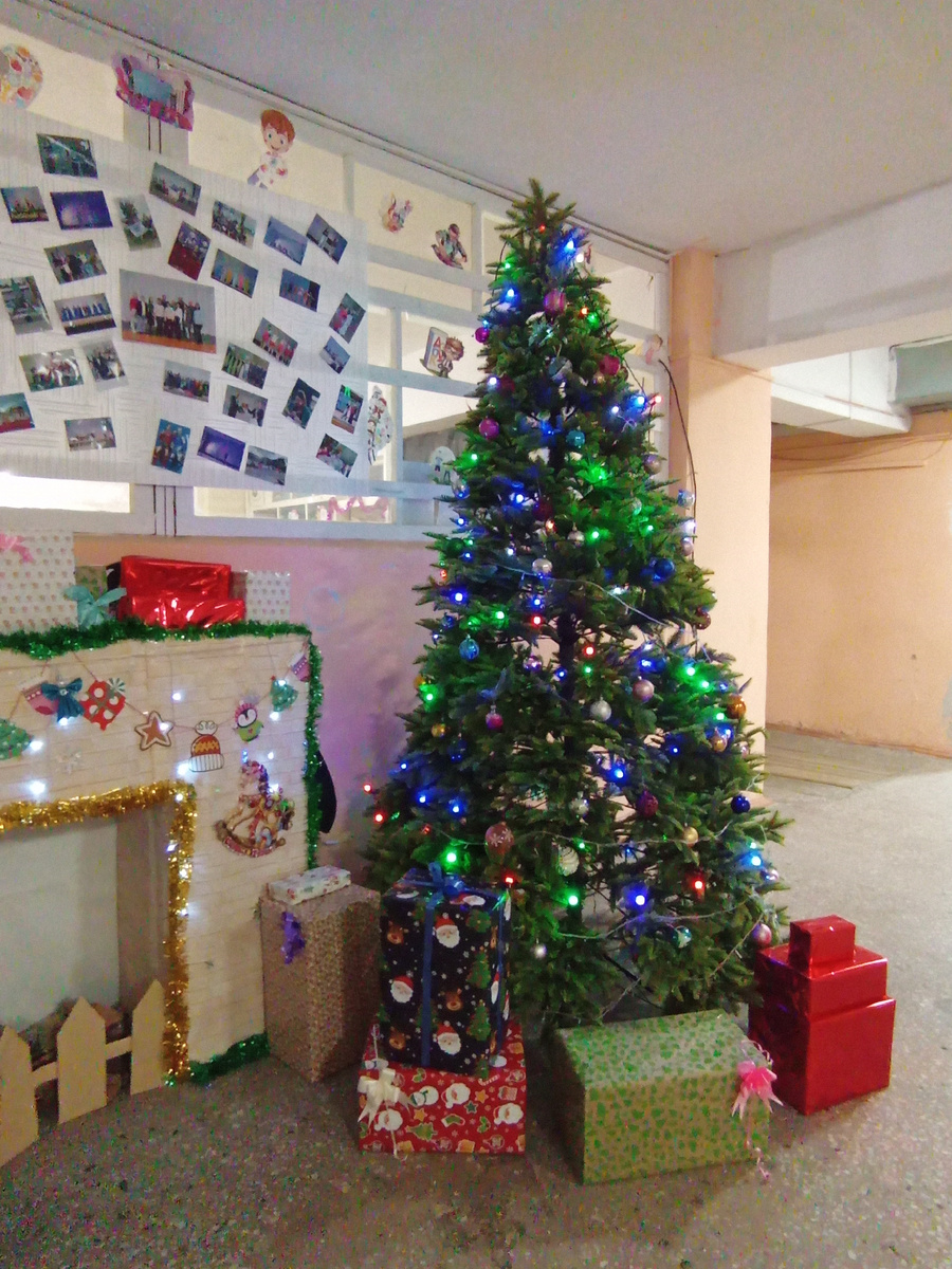 Фотозона в ДК,а за окошками -наш ,с коллегой,кабинет.