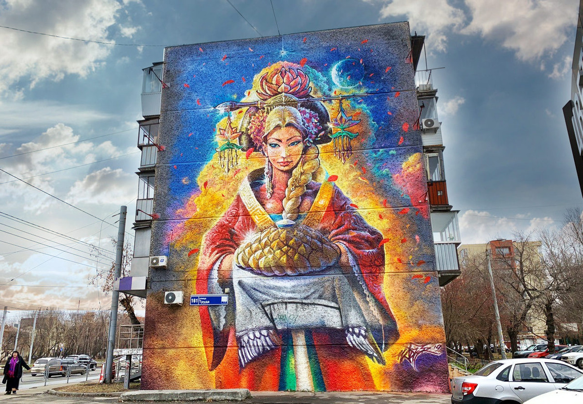 Самый узнаваемый мурал — «Девушка с караваем»
