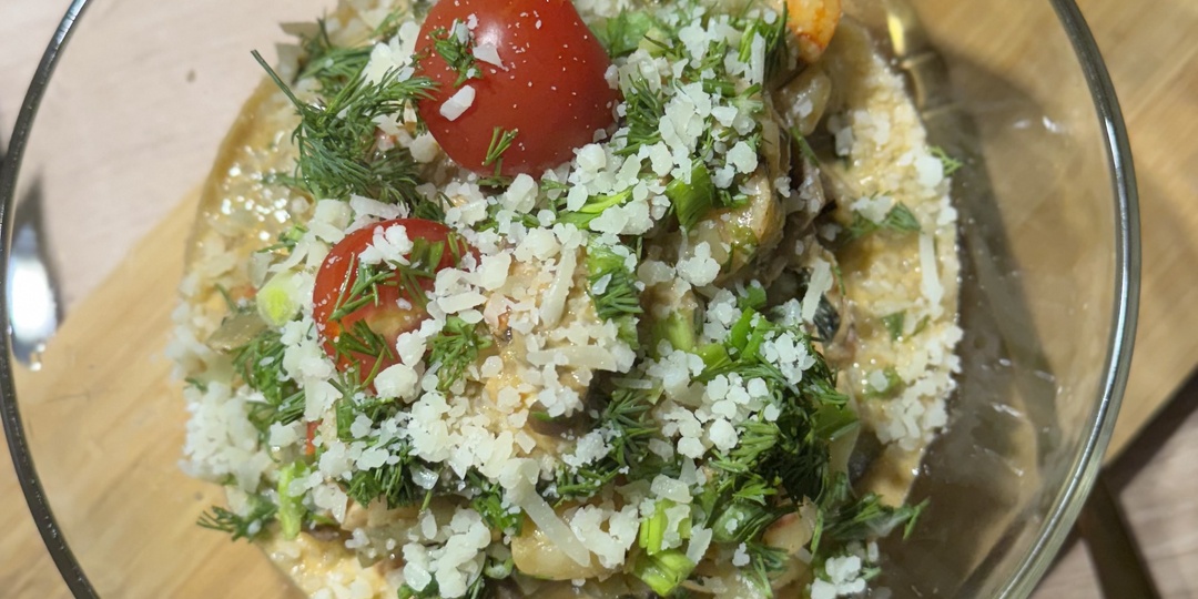 Кето паста Ширатаки со шпинатом, креветками и красной рыбой в сливочно-томатном соусе