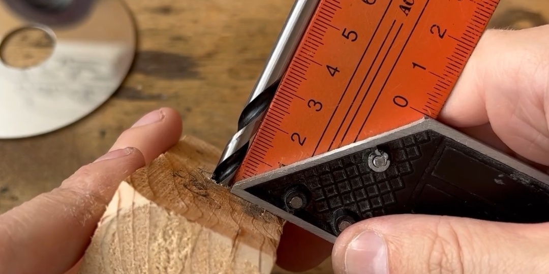 Теперь сверлю отверстия ровно без использования станков. Точно и легко