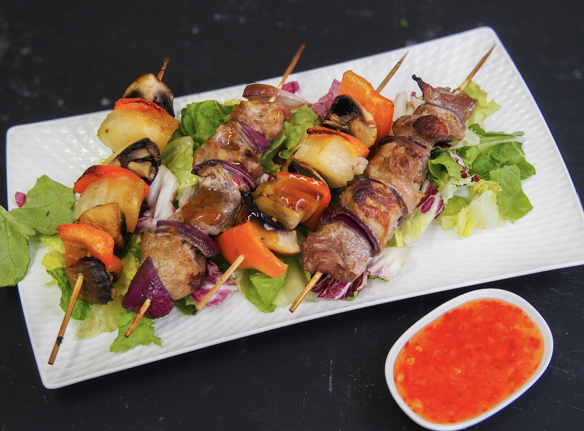 Кебабы из свинины в азиатском соусе с шампиньонами и овощами