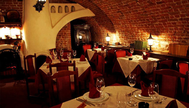 В Москве был ресторан "Гиляй" с таким вот интерьером. Который, правда, больше не работает. Не правда ли можно было бы обыграть гостеприимство Владимира Гиляровского и воссоздать ресторан... Этого нет, зато процветают всевозможные Чайхоны. 