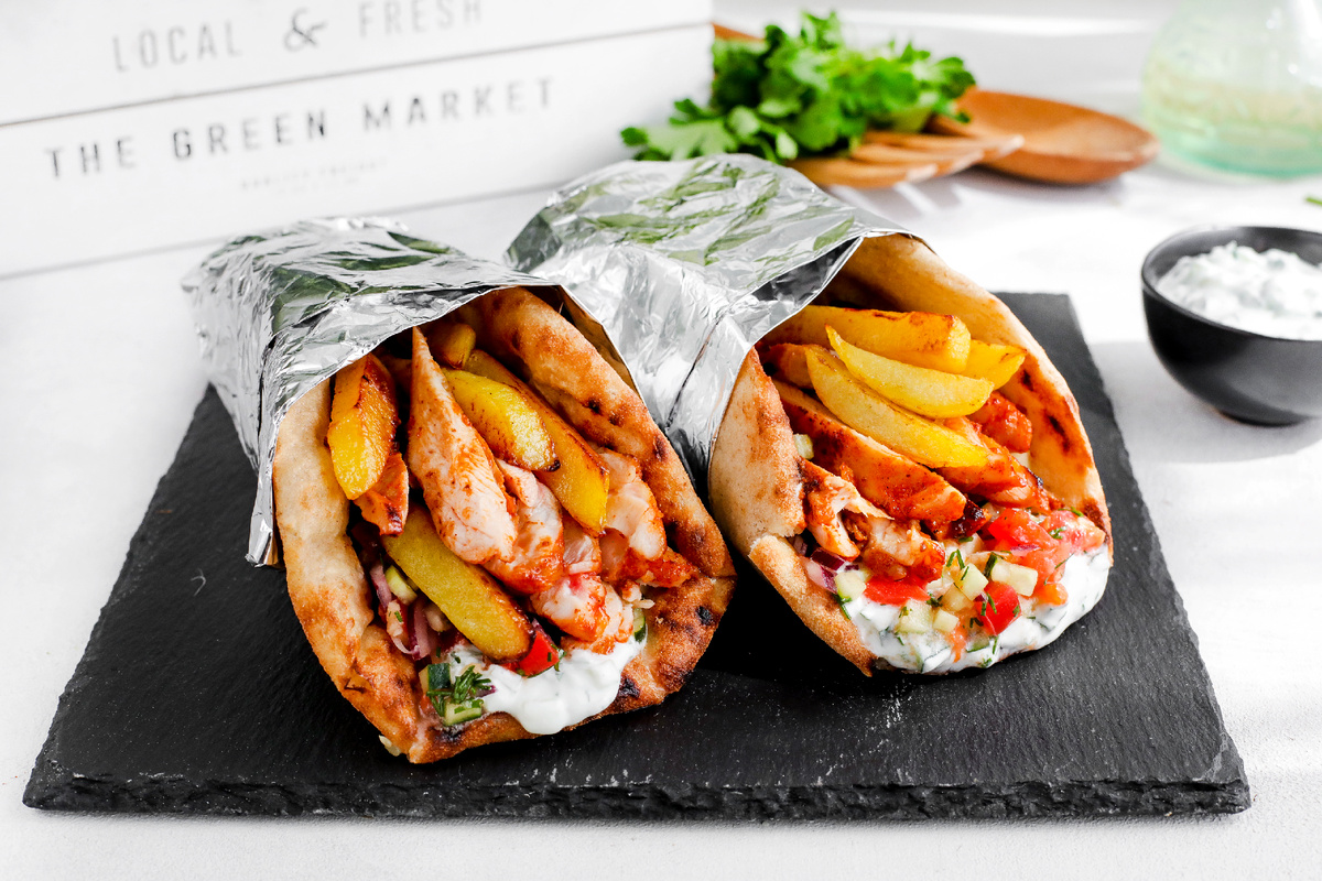 Сувлаки — курица по-гречески в пите с йогуртовым соусом