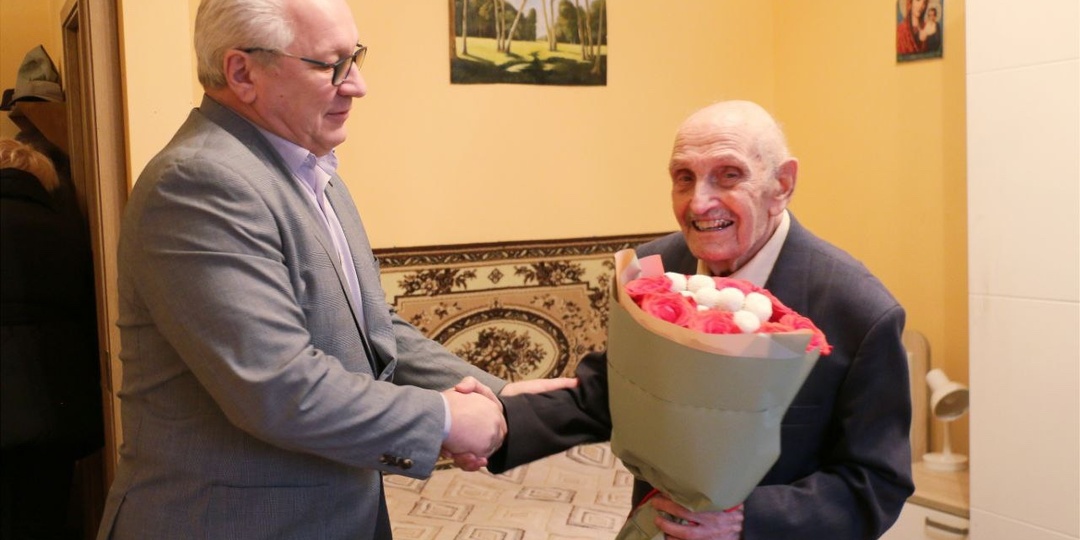 Единороссы поздравили ветерана ВОВ Малолкина Леонида Алексеевича со 100-летним юбилеем