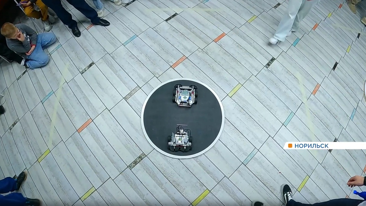     Норильские школьники устроили настоящую битву роботов