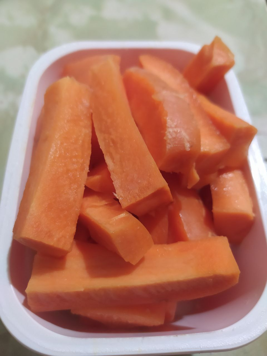 вот такими ломтиками морковки Ирина перекусывает