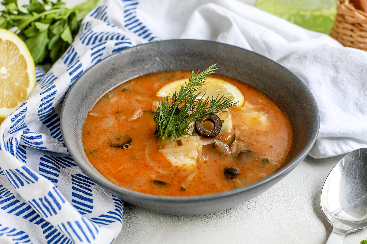 Рыбная солянка по-сибирски с белой рыбой и каперсами