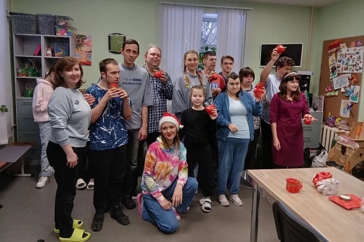    Волонтёры ВИЗ-Стали начали новогодний марафон добра