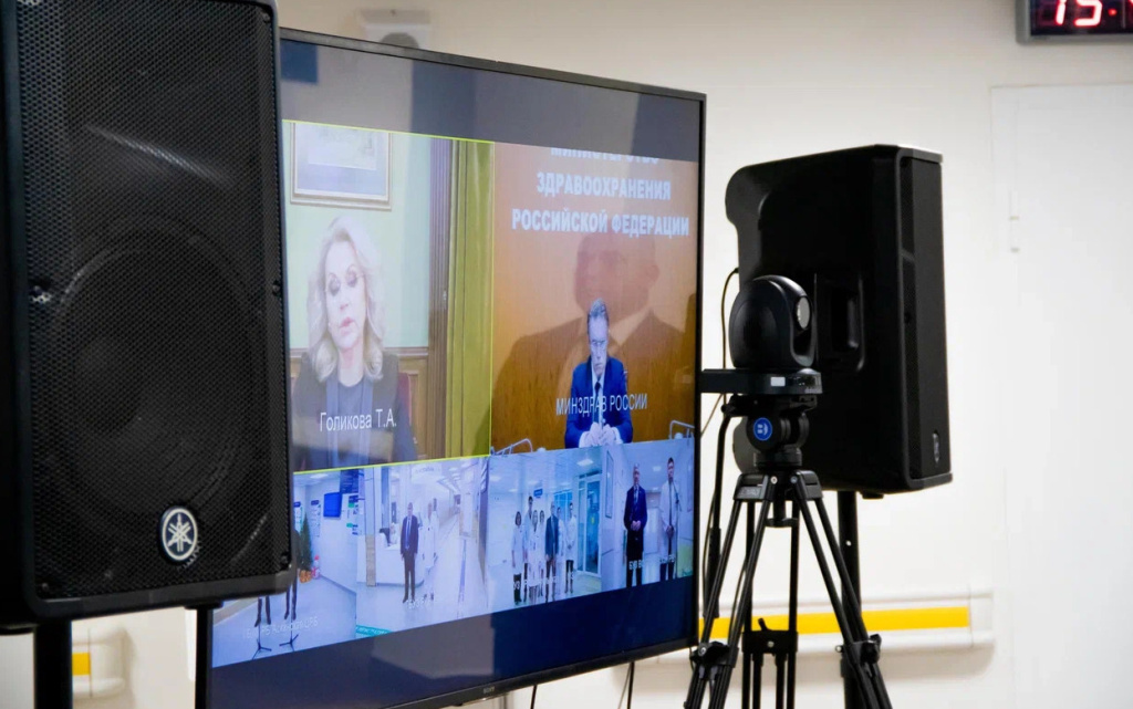  Зампред правительства России Татьяна Голикова и министр здравоохранения России Михаил Мурашко приняли участие онлайн в церемонии открытия поликлиники. Фото: Данил Иванов