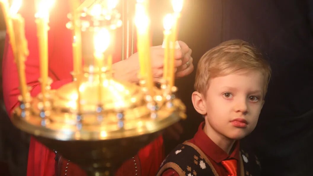    Икона выступает первым зрительным образом, который помогает ребёнку научиться различать святое и обращаться к нему с искренним доверием. Фото: Царьград