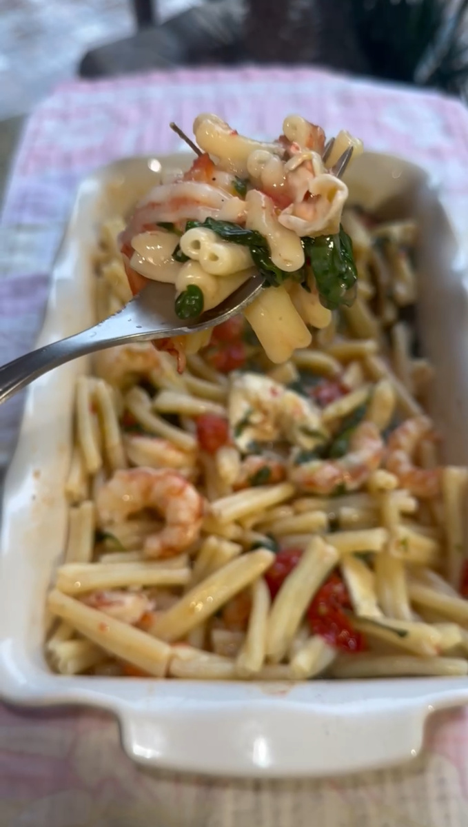 ПАСТА С КРЕВЕТКАМИ .

Ингредиенты:
Шпинат 
Помидоры черри 
Сыр камамбер 
Аргентинские креветки 
Соль
Черный перец 
Виноградное масло

Все выкладываем на противень и отправляем в разогретую духовку 200 градусов на 20 минут .

Отвариваем отдельно вашу любимую пасту все хорошо перемешиваем и наслаждаем вкусом .
#рецепты #пастаскреветками