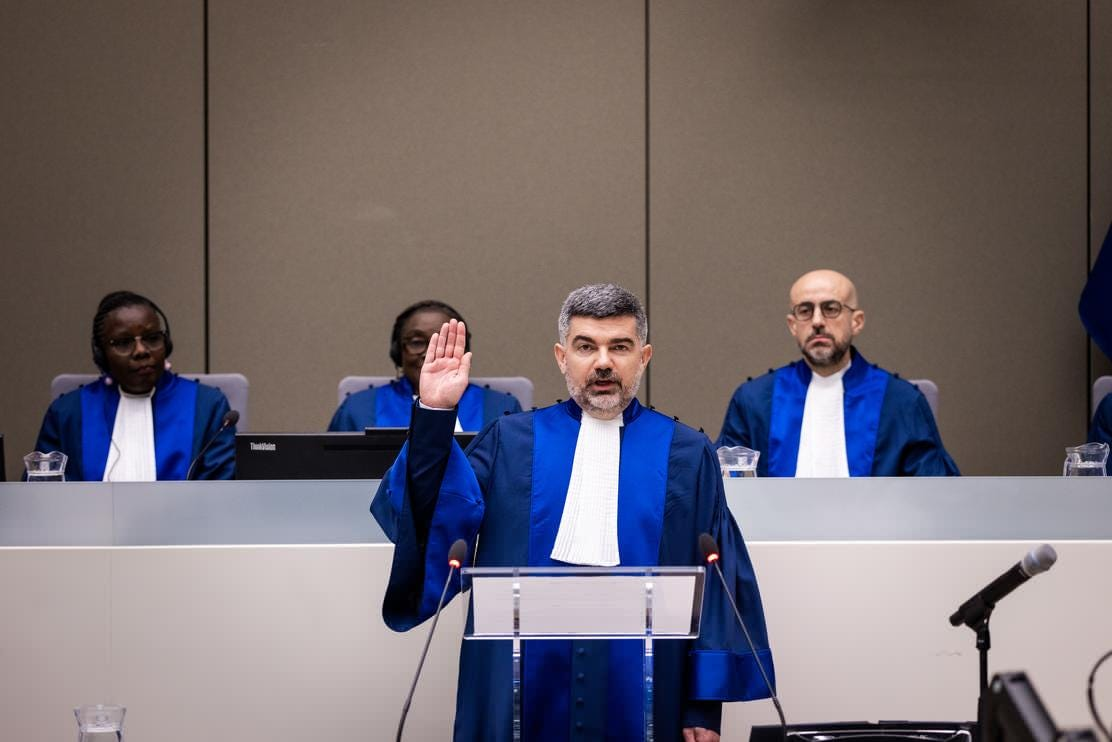 Французский судья Николя Гийу принимает присягу в штаб-квартире Международного уголовного суда в Гааге, Нидерланды, 8 марта 2024 года. Фото: Международный уголовный суд.