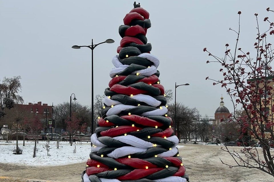    Ёлка из сплетённых «кос» символизирует связь поколений. Фото: Центр развития креативных индустрий.