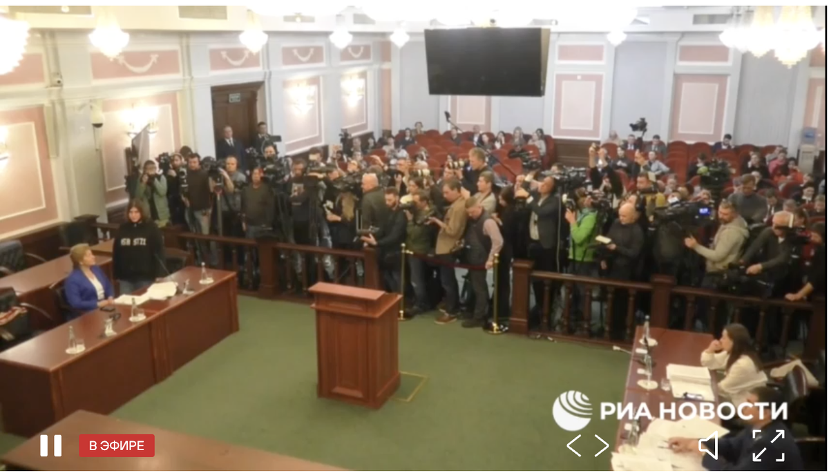 Взволнованная пресса. Кадр прямой трансляции из зала ВС РФ