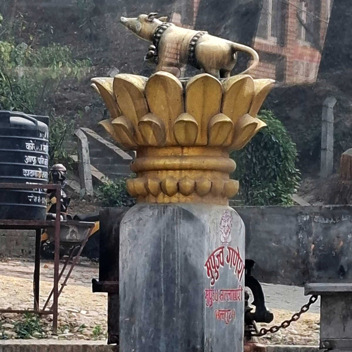 Мы в Бхактапуре! Нас приветствует ездовая крыса Ганеши (божества-покровителя всех путешественников). Фото автора.