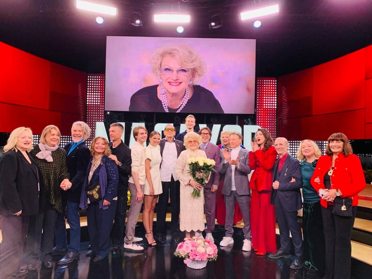    Светлану Дружинину поздравили в студии шоу «Малахов»Соцсети Светланы Дружининой