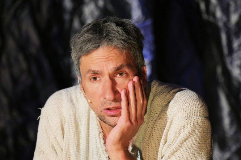 Григорий Антипенко в моноспектакле "Старик и море" .
