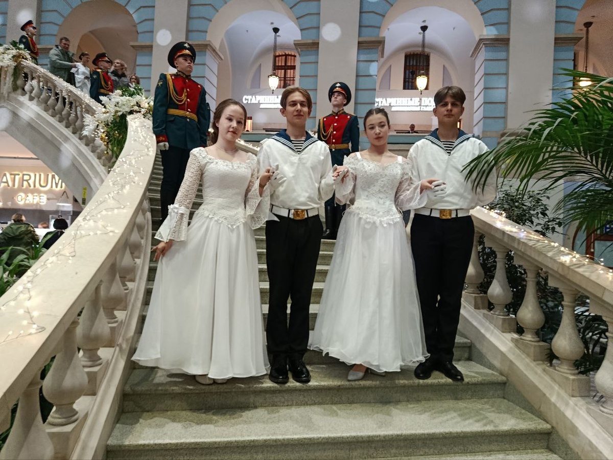 Участники Бала - курсанты Детского морского центра. Фото Е. Осипович