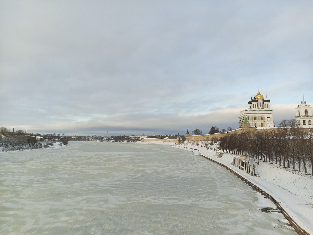 Вид с Ольгинского моста на реку Великая и стены Псковского кремля