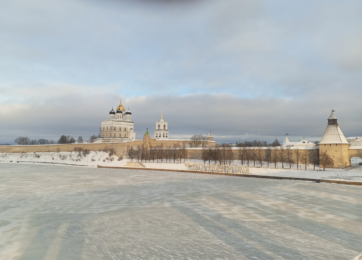 Вид с Ольгинского моста на реку Великая и стены Псковского кремля