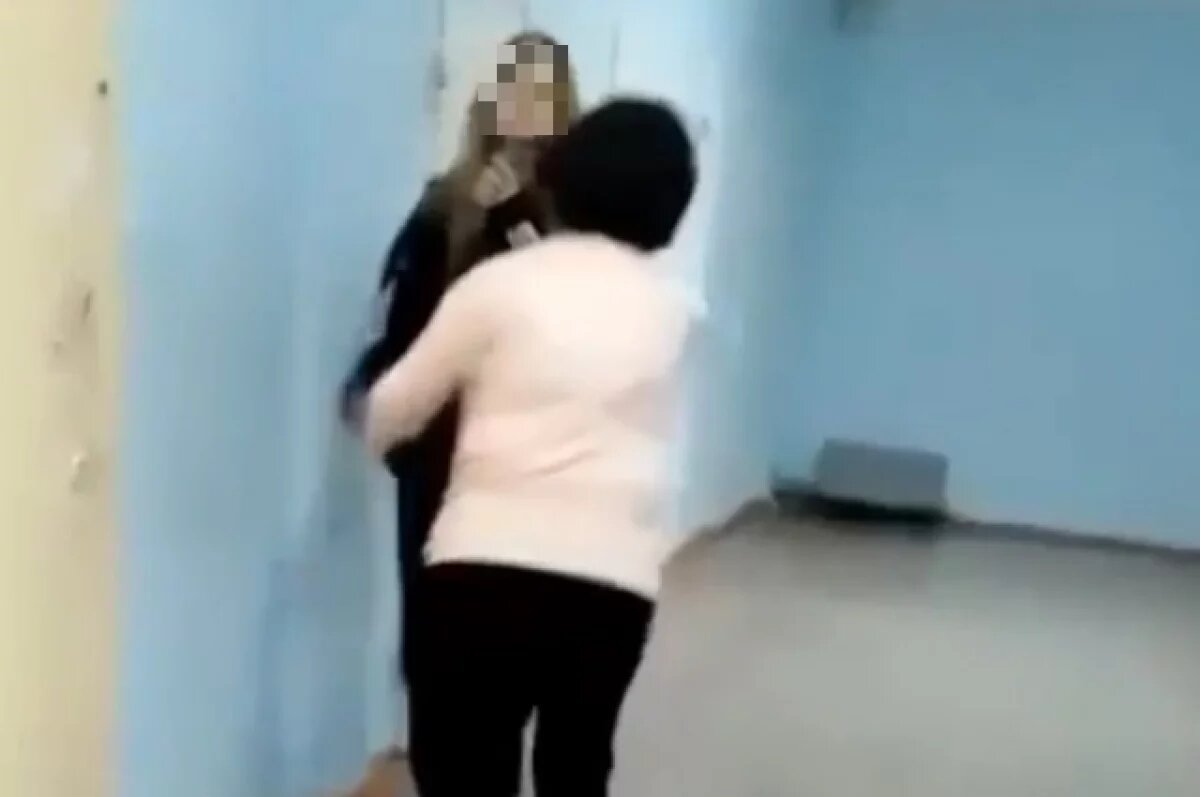    Девочку насильно проталкивали к дверям