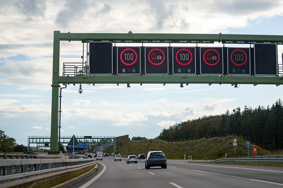   «Динамические знаки» сразу оснастят комплексами фотовидеофиксации – чтобы штрафовать нерадивых водителей. Фото: Romberi/Shutterstock/Fotodom