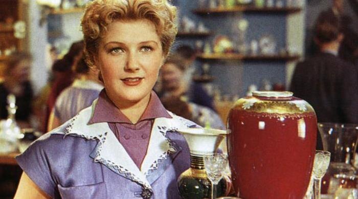 Светлана Дружинина впервые снялась в кино в 20 лет. Фото © Кадр из фильма «За витриной Универмага» режиссер Самсон Самсонов, сценарист Алексей Каплер / Kinopoiskatomic:embed 1
