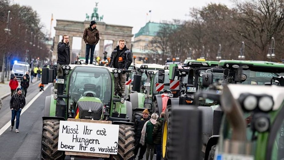 Веселые европейские фермеры. Самое интересное не выставляю, чтобы платформа меня в шок -контенте не обвинила