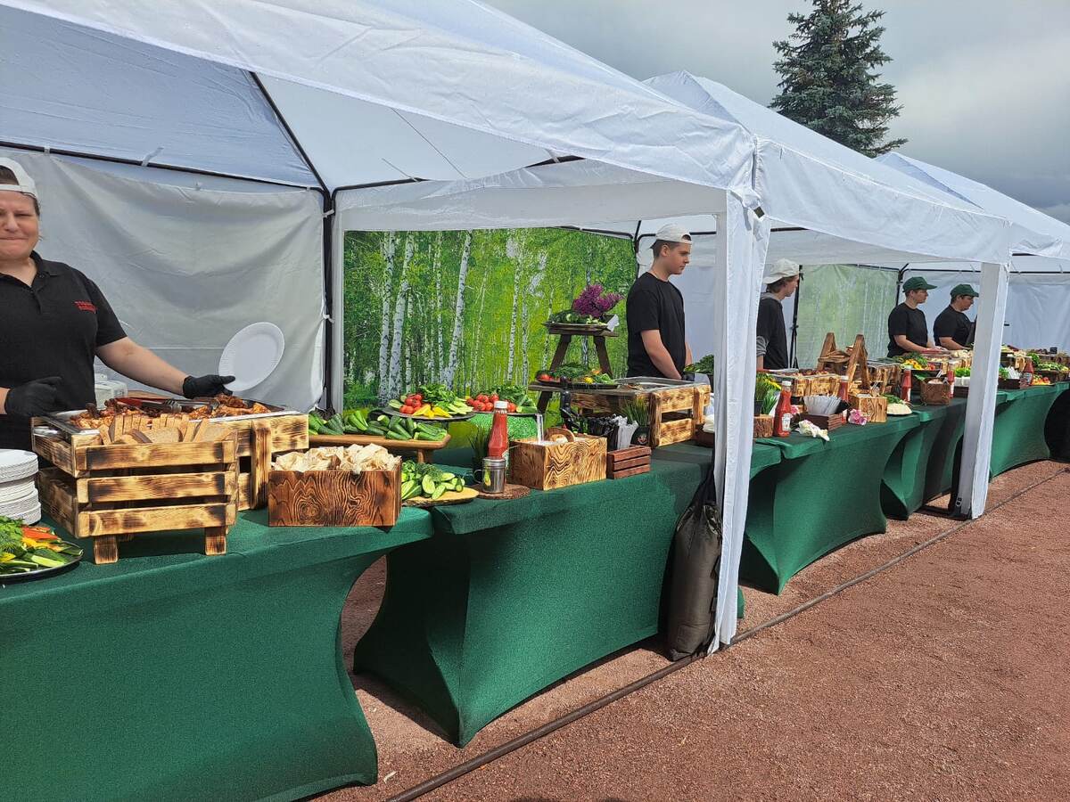 Выездной барбекю кейтеринг на уличном мероприятии.
