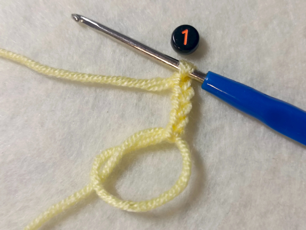 В петлю амигуруми провязываю 4 воздушные петли.