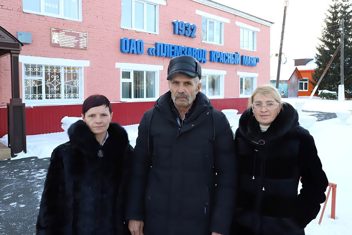 На фото слева направо: Анна ЖУЛЬЯНОВА, Анатолий ЖУЛЬЯНОВ, Марина ЗЛОБИНА. Заслуженные работники сельского хозяйства РФ. Фото Александра ВАСИЛЬЕВА.