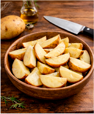 Нарезаем картофель крупными дольками