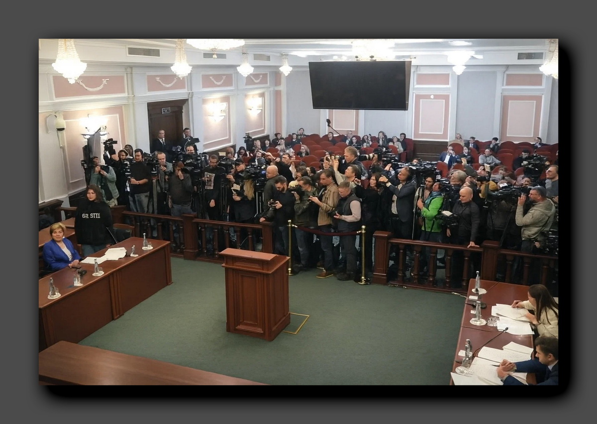 Стоп-кадр прямой трансляции. Выступает Полина Лурье (в чёрной толстовке)