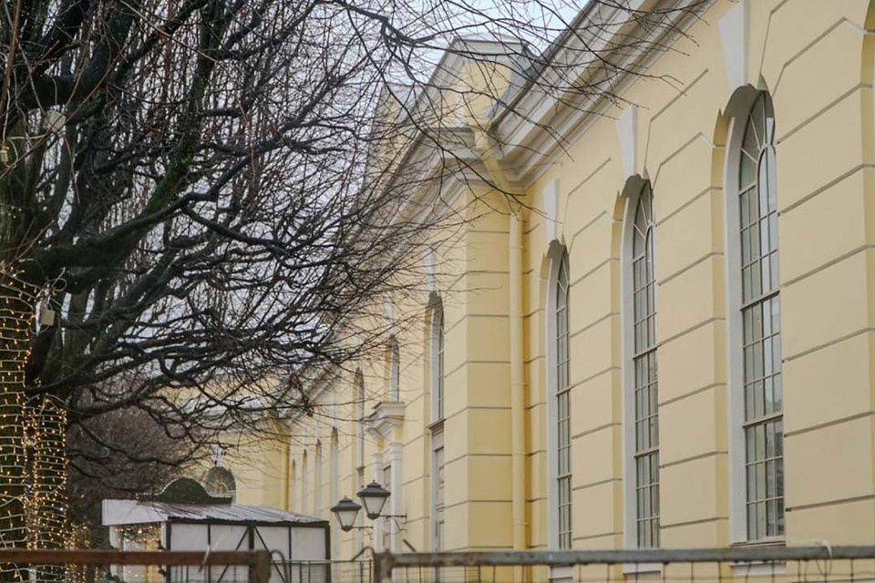    Специалисты обновили парадные двери и старинные фонари. Фото: t.me/Piotrovsky