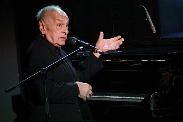    Музыкант Левон Оганезов выступает на вечере-открытии «Листая листья октября» в Центральном доме актера имени А. А. Яблочкиной. Фото: РИА Новости/ Кирилл Зыков