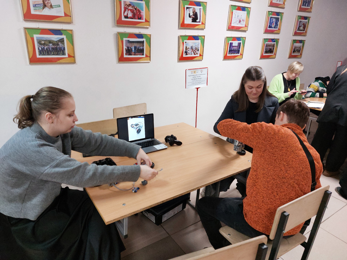 Применение робототехнического набора Zmrobo «Intelligence Storm», 
Кудрявцева Софья Сергеевна, педагог дополнительного образования, Подпорина Надежда Викторовна, педагог дополнительного образования, государственное бюджетное учреждение дополнительного образования Центр внешкольной работы с детьми и молодежью Калининского района Санкт-Петербурга «Академический»
