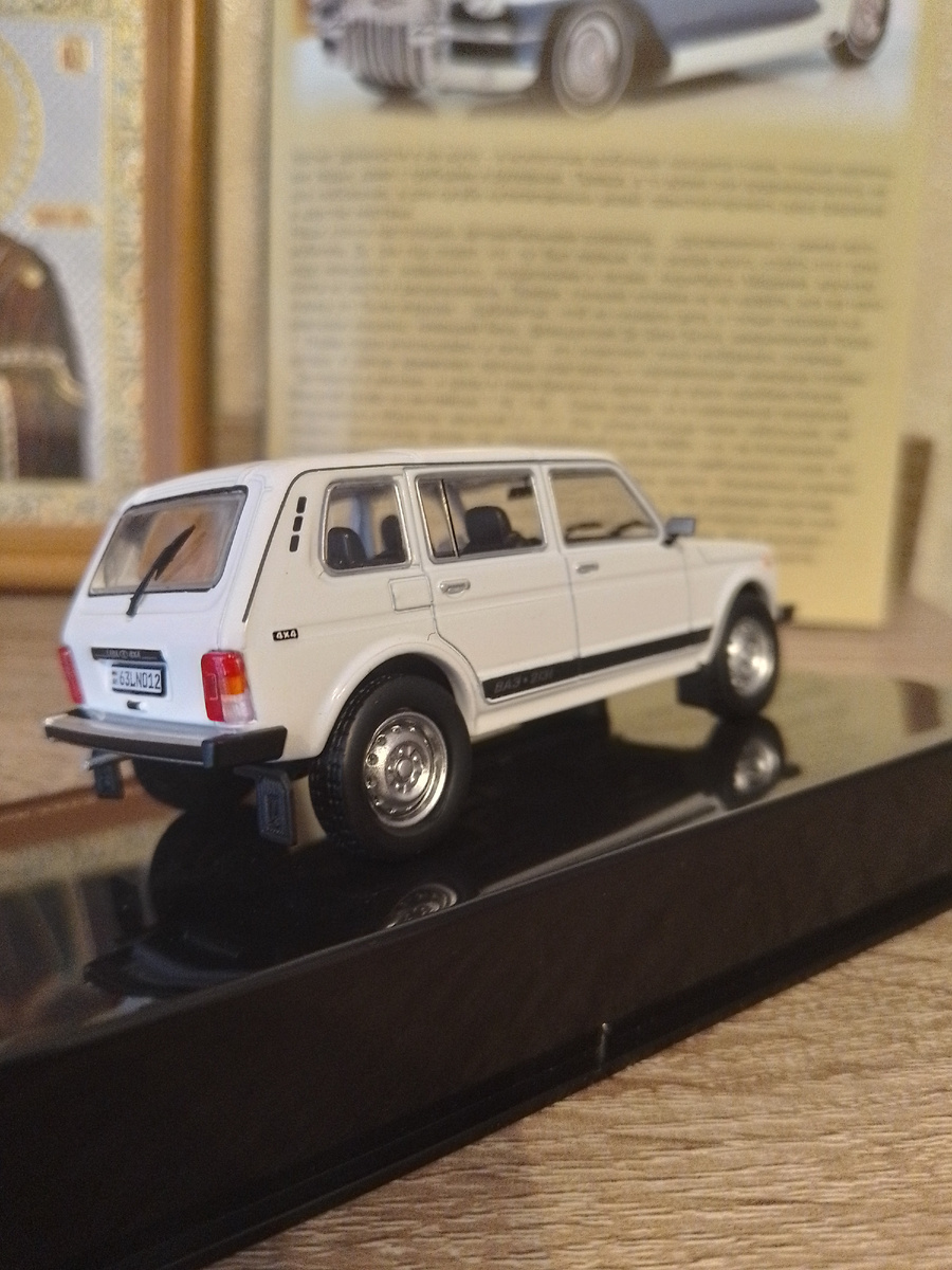 Модель  уже привычно расположена на специальном подиуме с небольшим уклоном.