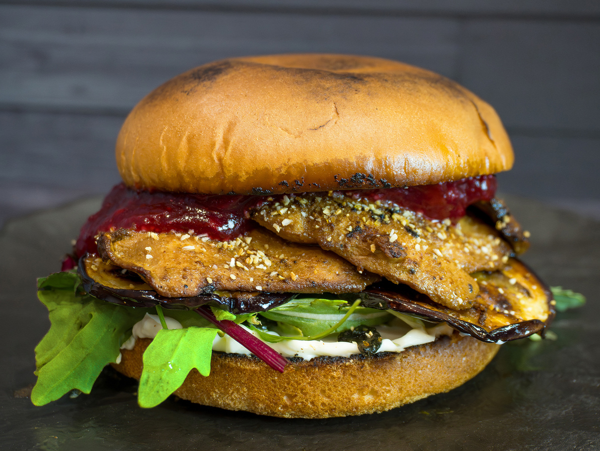 Яркий по цветам бургер, который сбивает с ног запахом и вкусом мастрерски сплетённом из сочетания пяти классических вкусов!