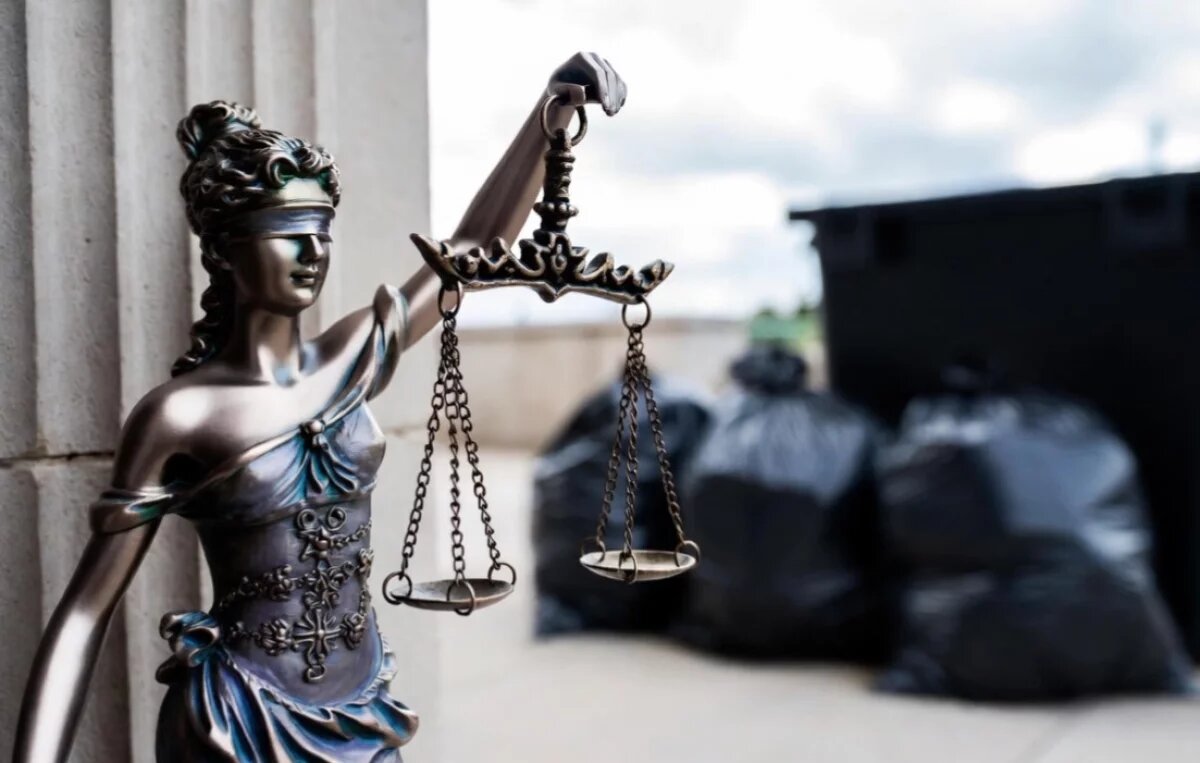    Сбежала из РФ.