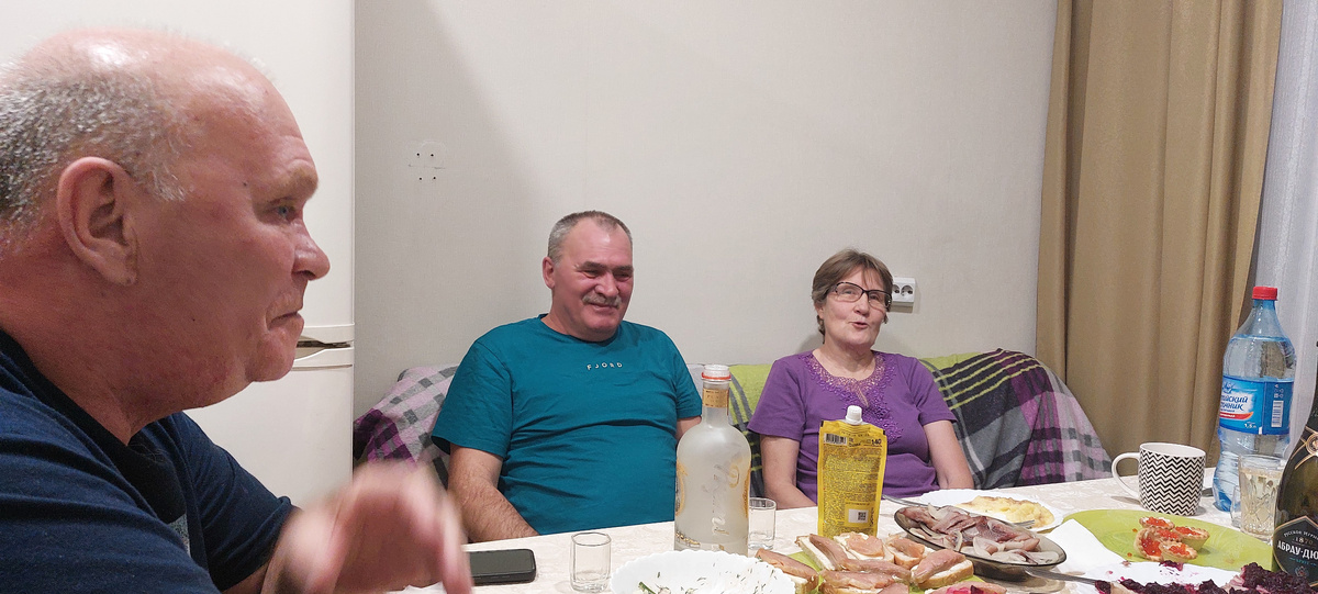 Именинник в профиль. Родня в анфас. Все радостные.