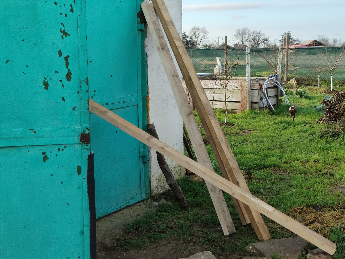 Вот эти доски мы вчера отрезали