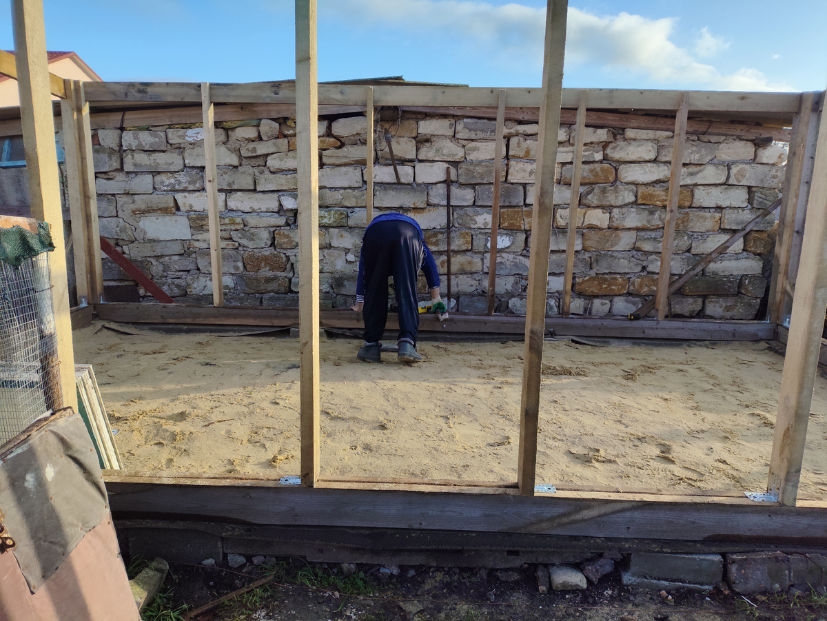 Заканчивает с задними стойками