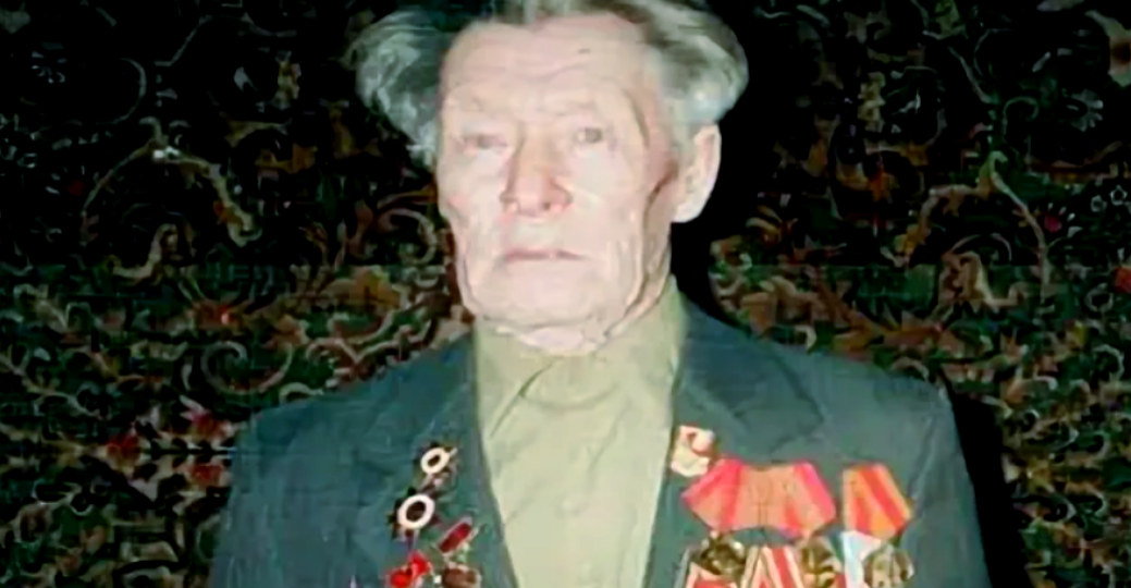 Вор хотел забрать медали у "слабенького" 87-летнего деда-разведчика, но ветеран дал ему мощный отпор. Кем оказался отважный дедушка