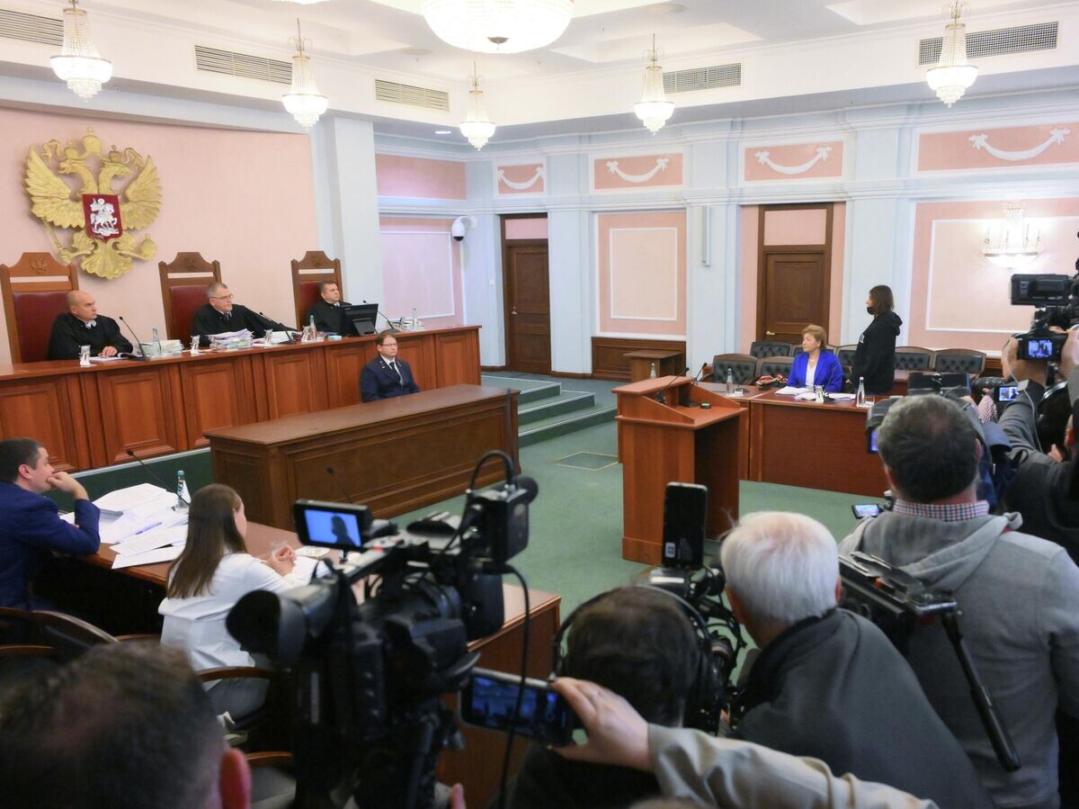    Адвокат Светлана Свириденко и покупательница квартиры певицы Ларисы Долиной Полина Лурье в Верховном суде РФ | © РИА Новости / Евгений Биятов