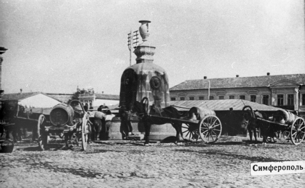 Водовозы у фонтана