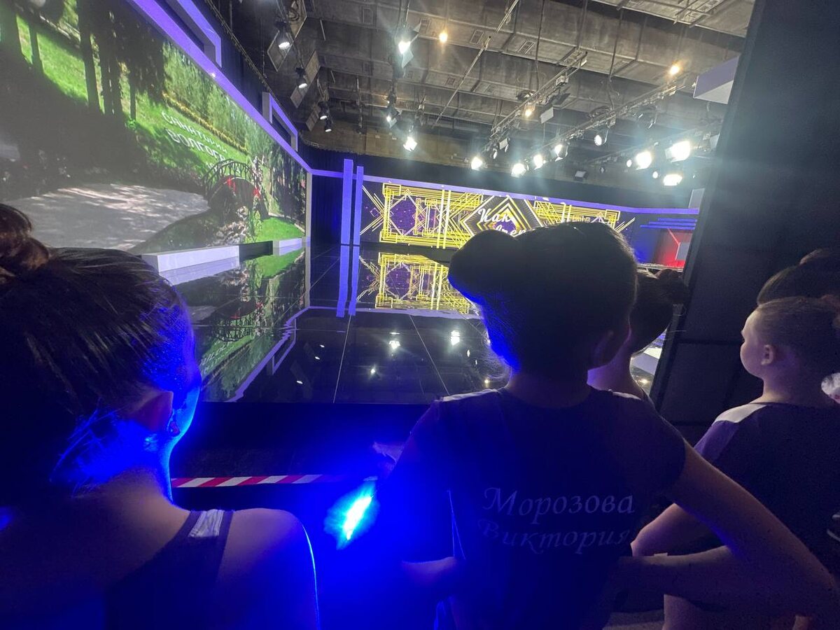 Девчонки готовятся танцевать